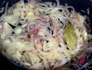Cacerola con cebolla, ajo y perejil para pochar