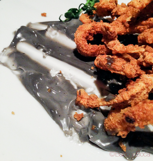 Detalle alioli y Crisp calamari rings & squid ink alioli calamares crujientes con alioli de su tinta en Elywine restaurante dublin irlanda