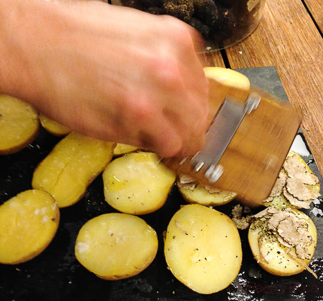 rayando la trufa de verano con patatas