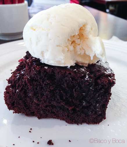 Brownie con helado en the kingfisher restaurant dublin